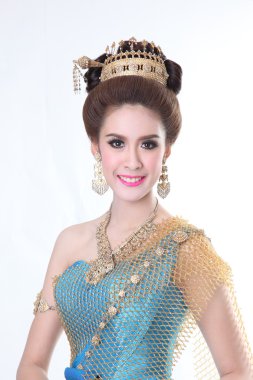 yaratıcı chignon saç stili ile poz ve mavi Tay elbise şık moda Asyalı kadın