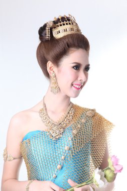 yaratıcı chignon saç stili ile poz ve mavi Tay elbise şık moda Asyalı kadın