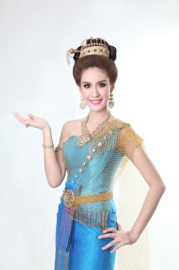 yaratıcı chignon saç stili ile poz ve mavi Tay elbise şık moda Asyalı kadın