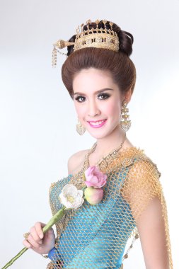 yaratıcı chignon saç stili ile poz ve mavi Tay elbise şık moda Asyalı kadın