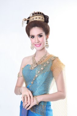 yaratıcı chignon saç stili ile poz ve mavi Tay elbise şık moda Asyalı kadın