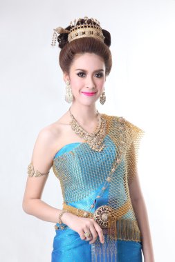 yaratıcı chignon saç stili ile poz ve mavi Tay elbise şık moda Asyalı kadın