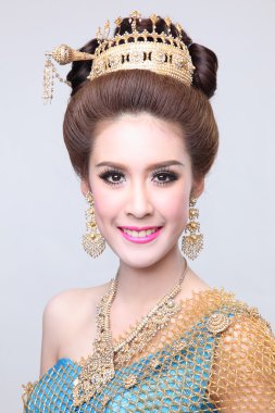 yaratıcı chignon saç stili ile poz ve mavi Tay elbise şık moda Asyalı kadın