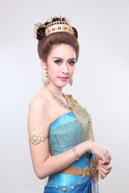 yaratıcı chignon saç stili ile poz ve mavi Tay elbise şık moda Asyalı kadın