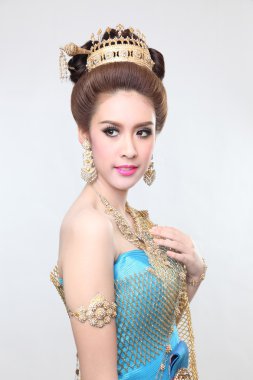 yaratıcı chignon saç stili ile poz ve mavi Tay elbise şık moda Asyalı kadın