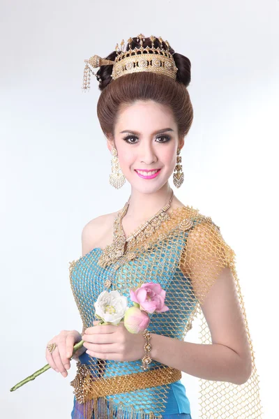 Elegante mode Aziatische vrouw poseren met creatieve chignon-kapsel en draagt blauwe Thaise jurk — Stockfoto