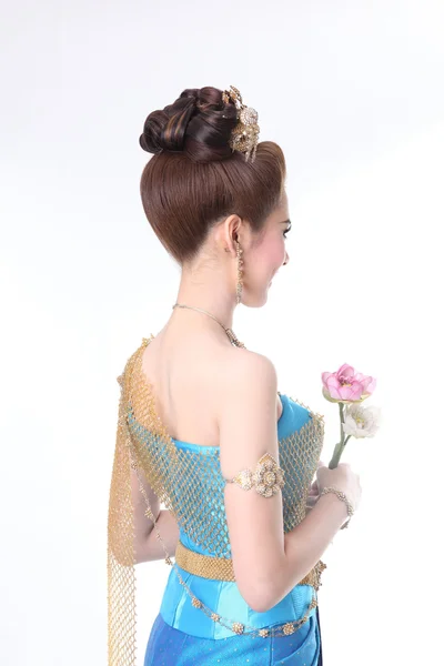 Elegante moda asiática mujer posando con creativo chignon peinado y vestido tailandés azul —  Fotos de Stock