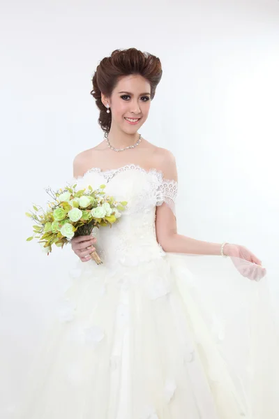 Jovem noiva atraente com o buquê de rosas brancas — Fotografia de Stock