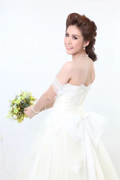 Joven novia atractiva con el ramo de rosas blancas —  Fotos de Stock