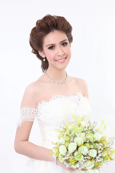 Jovem noiva atraente com o buquê de rosas brancas — Fotografia de Stock