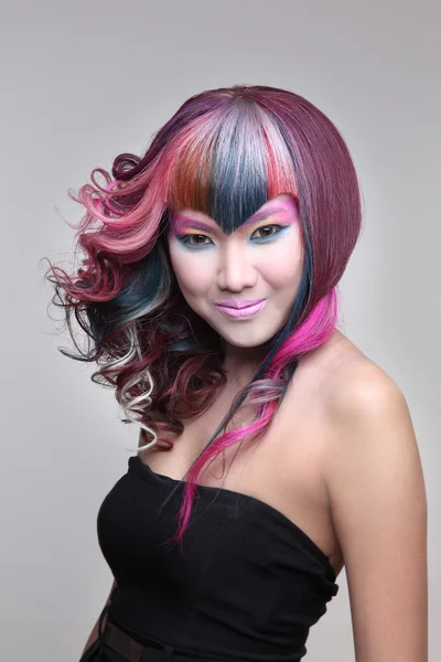 Portrait d'une belle fille aux cheveux teints, coloration professionnelle des cheveux — Photo