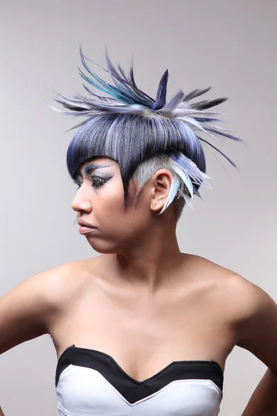 染められた髪と美しい少女の肖像画プロのヘアケア カラーリング — ストック写真