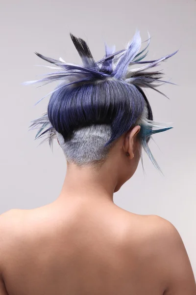 Retrato de uma menina bonita com cabelo tingido, coloração de cabelo profissional — Fotografia de Stock