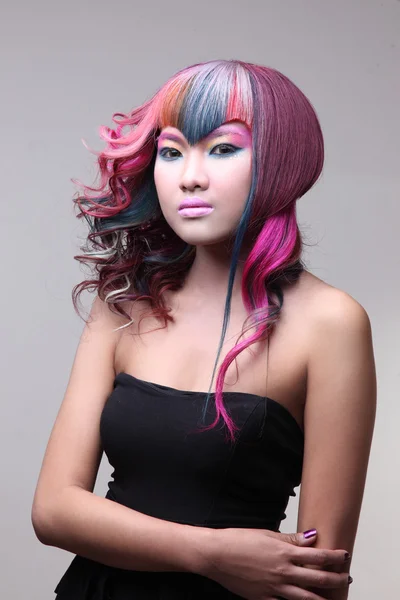 Porträtt av en vacker flicka med färgat hår, professionell hår färg — Stockfoto