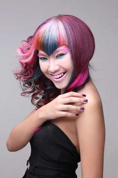 Portrait d'une belle fille aux cheveux teints, coloration professionnelle des cheveux — Photo