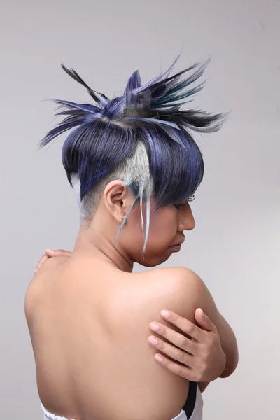 Retrato de una hermosa chica con el pelo teñido, coloración de pelo profesional —  Fotos de Stock
