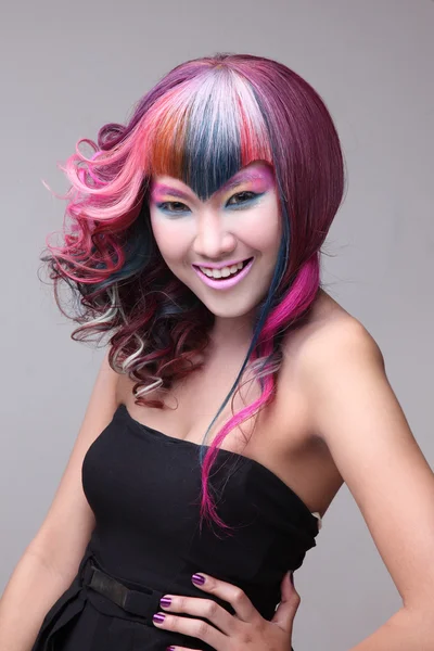 Портрет красивой девушки с окрашенными волосами, профессиональная окраска волос — стоковое фото