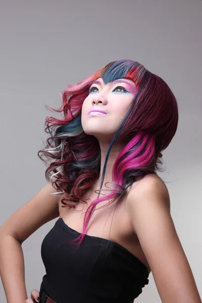 染められた髪と美しい少女の肖像画プロのヘアケア カラーリング — ストック写真