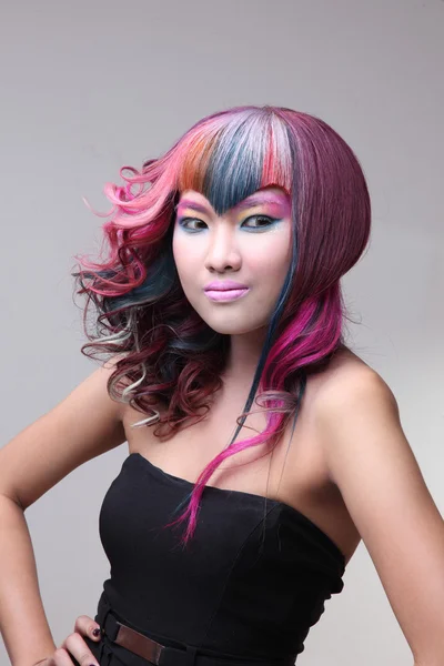 Retrato de uma menina bonita com cabelo tingido, coloração de cabelo profissional — Fotografia de Stock
