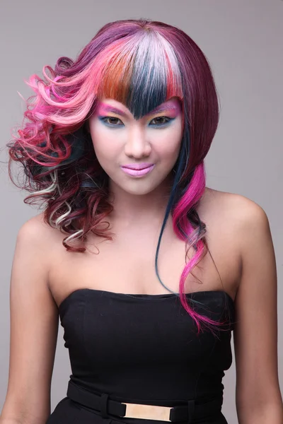 Potret seorang gadis cantik dengan rambut dicat, pewarnaan rambut profesional — Stok Foto