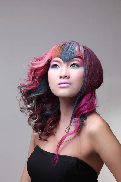 boyalı saçlı güzel kız portre profesyonel saç boyama