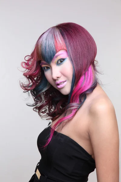 Retrato de una hermosa chica con el pelo teñido, coloración de pelo profesional —  Fotos de Stock