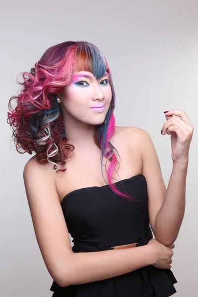 Retrato de uma menina bonita com cabelo tingido, coloração de cabelo profissional — Fotografia de Stock