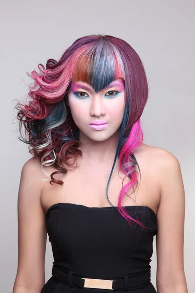 Portrait d'une belle fille aux cheveux teints, coloration professionnelle des cheveux — Photo