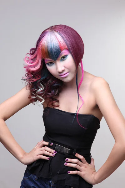 Портрет красивої дівчини з фарбованим волоссям, професійне забарвлення волосся — стокове фото