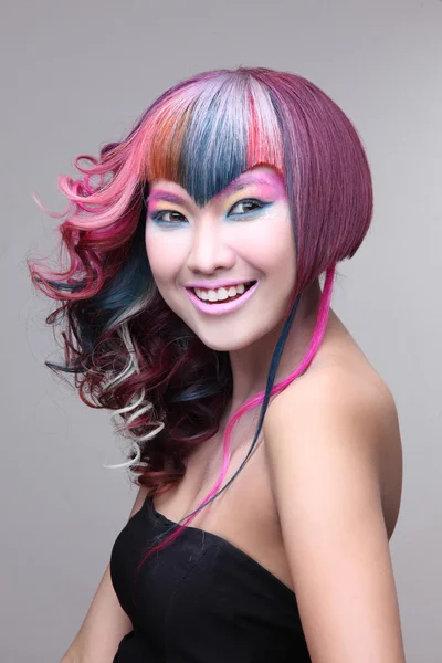 Портрет красивой девушки с окрашенными волосами, профессиональная окраска волос — стоковое фото