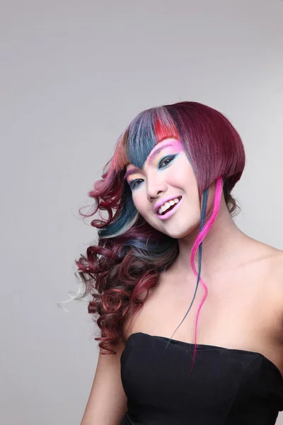 Πορτρέτο του μια όμορφη κοπέλα με βαμμένα μαλλιά, επαγγελματική μαλλιών χρωματισμού — Φωτογραφία Αρχείου