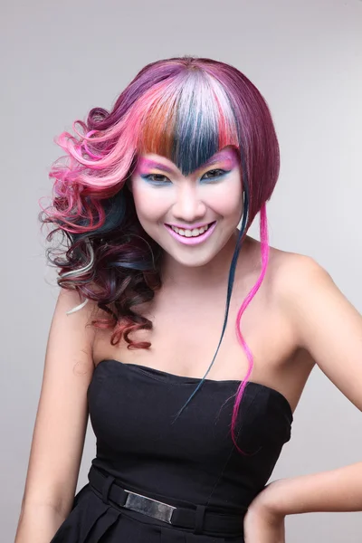 Ritratto di una bella ragazza con i capelli tinti, colorazione professionale dei capelli — Foto Stock