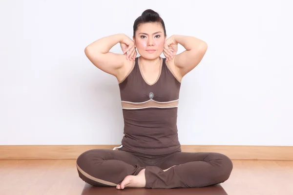 Frau macht Yoga-Übungen — Stockfoto