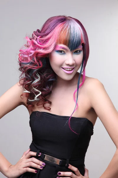 boyalı saçlı güzel kız portre profesyonel saç boyama