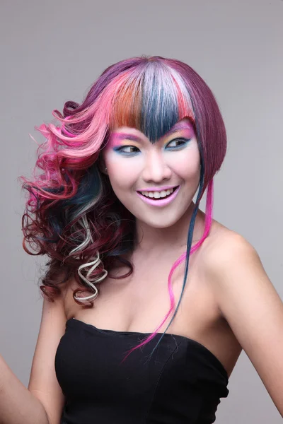 Porträt eines schönen Mädchens mit gefärbten Haaren, professionelle Haarfärbung — Stockfoto