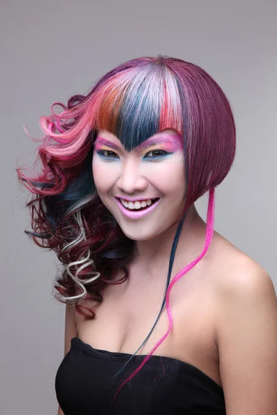 Retrato de uma menina bonita com cabelo tingido, coloração de cabelo profissional — Fotografia de Stock