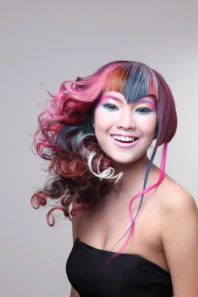 Retrato de uma menina bonita com cabelo tingido, coloração de cabelo profissional — Fotografia de Stock