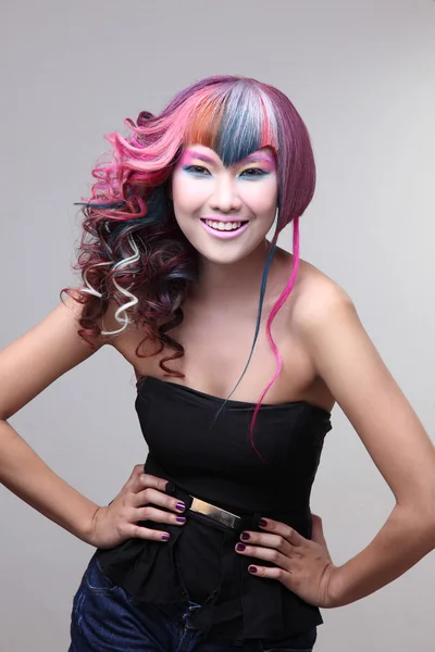 Portret van een mooi meisje met geverfd haar, professionele haar kleuren — Stockfoto
