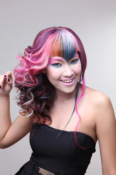 Retrato de una hermosa chica con el pelo teñido, coloración de pelo profesional — Foto de Stock