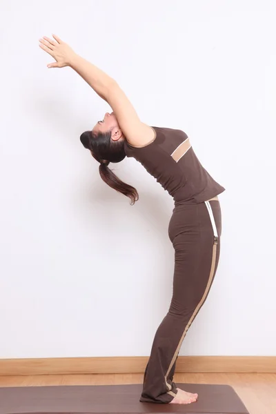 Frau macht Yoga-Übungen — Stockfoto