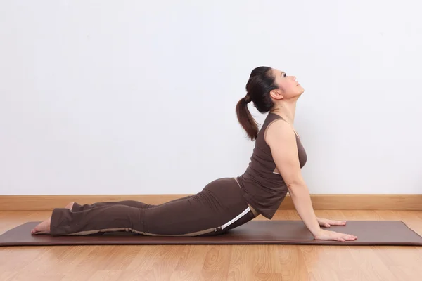 Kvinna som tränar yoga — Stockfoto