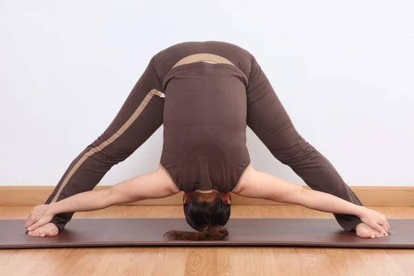 Frau macht Yoga-Übungen — Stockfoto