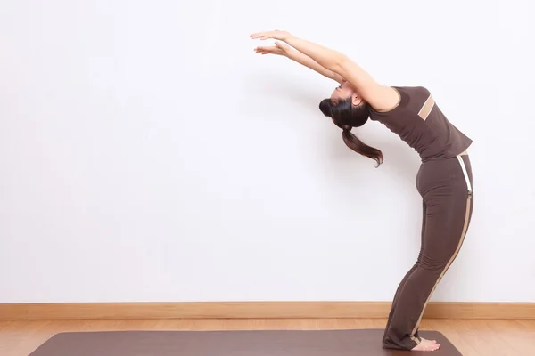 Woman doing yoga exercise — Stock Photo, Image