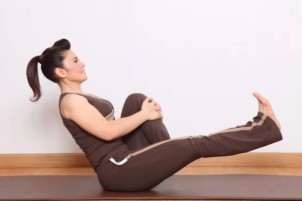 Yoga yapan bir kadın.