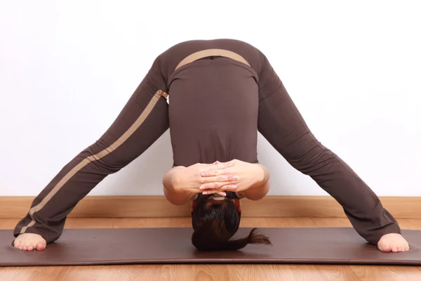 Woman doing yoga exercise — Stock Photo, Image