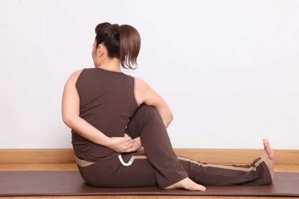 Frau macht Yoga-Übungen — Stockfoto