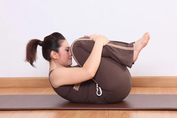 Donna che fa esercizio yoga — Foto Stock
