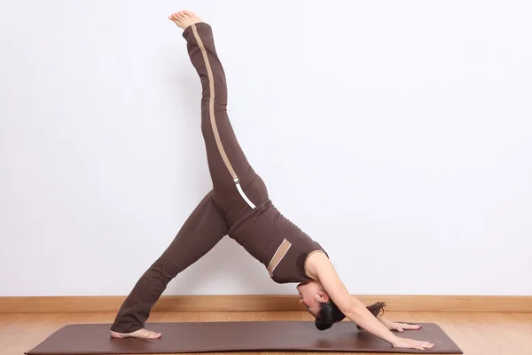 Wanita yang melakukan latihan yoga — Stok Foto