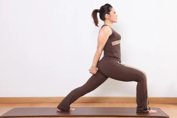 Frau macht Yoga-Übungen — Stockfoto