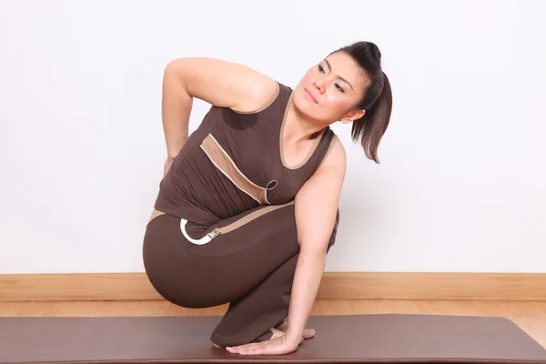 Frau macht Yoga-Übungen — Stockfoto